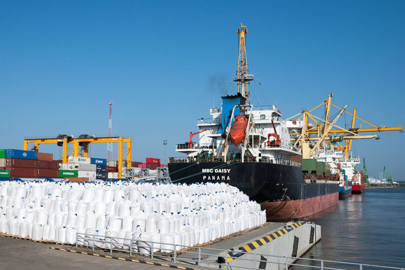  DIVERSIFIKACIJA. Klaipėdos konteinerių terminale kraunami ne tik konteineriai, bet ir trąšos bei didmaišiai su įvairiais produktais.
