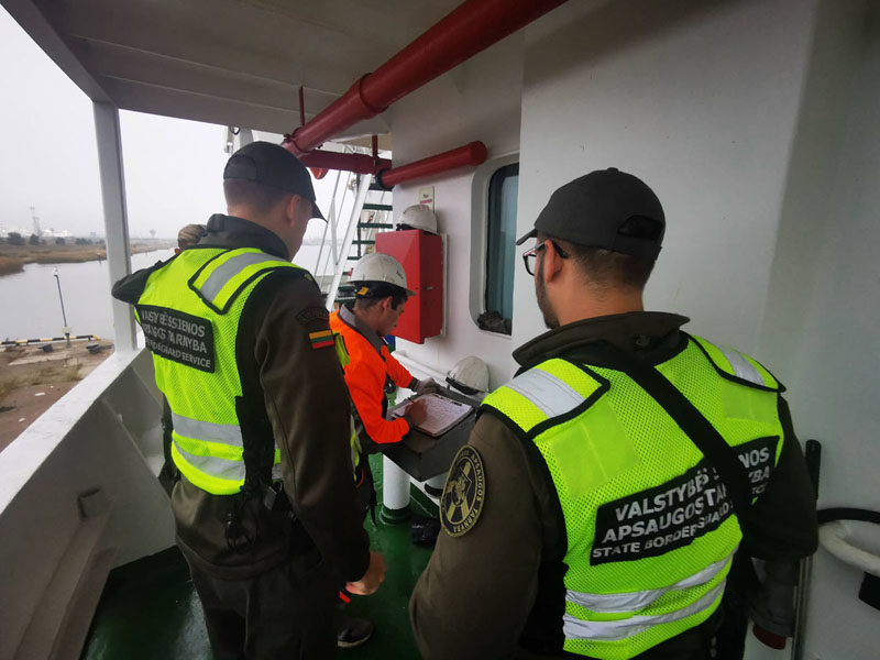 LAIVE. Pasieniečiai nusprendė apsilankyti šiame laive.