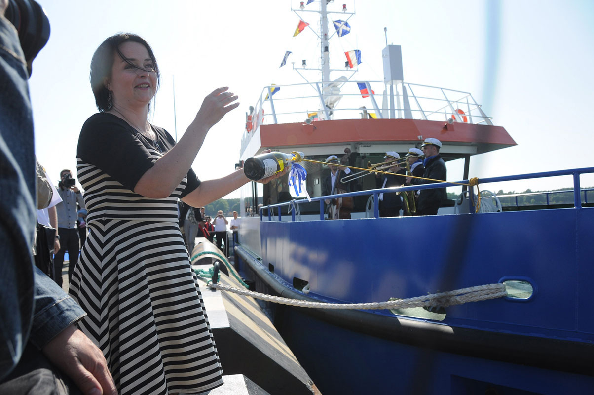 „LOTAS“. Uosto direkcijos laivo krikštynų momentas. Inga Grubliauskienė sako, kad ir dabar, kai tik išgirsta laivo, kurio krikštamotė ji yra, pavadinimą, širdis visada pradeda plakti smarkiau. 
