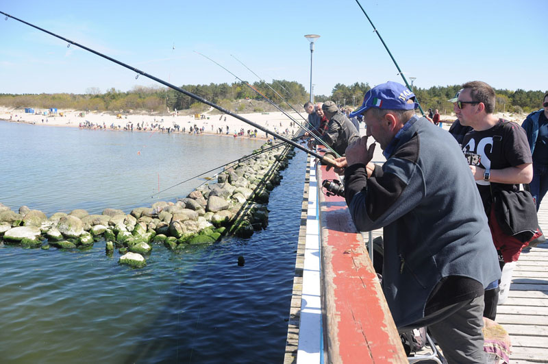 ANT TILTO. Šiemet per 9 mėnesius patikrinti 395 žvejai mėgėjai, žvejoję nuo Palangos tilto bei nuo jūros kranto. Redakcijos archyvo nuotr. 