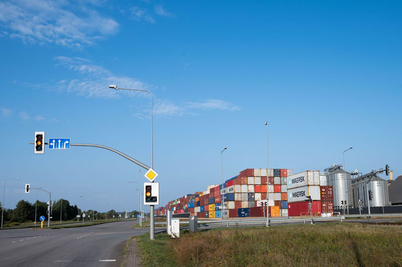 VAIZDELIS. Klaipėdos konteinerių terminalo tušti konteineriai prie Perkėlos gatvės. Anksčiau tokio vaizdo klaipėdiečiams neteko matyti. 