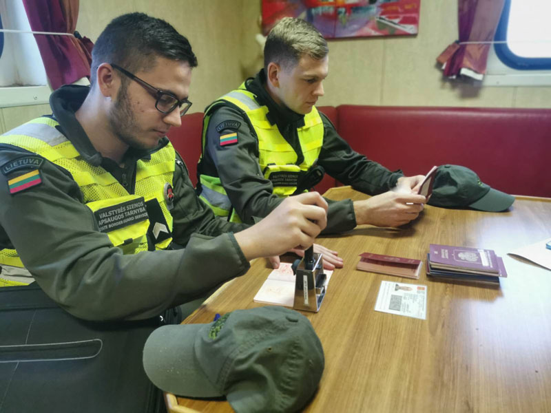 KONTROLĖ. Pareigūnai laive tikrina pasus.