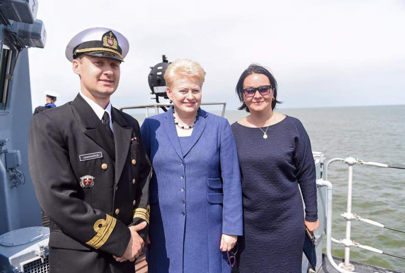 SU PREZIDENTE Dalia Grybauskaite laivo „Kuršis“ krikštamotė Inga Grubliauskienė ir laivo vadas kapitonas leitenantas Nedas Ignatavičius. 