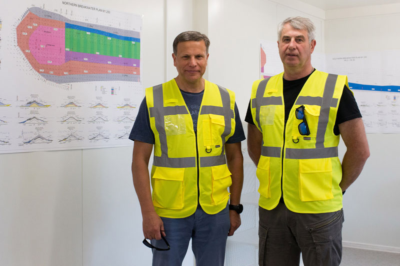 ALGIRDAI. Algirdas Kamarauskas (kairėje) yra pasamdytas Vokietijos kompanijos ir eina projekto koordinatoriaus pareigas , o Algirdas Žukauskas yra rangovo atstovas. Vitos JUREVIČIENĖS nuotr.