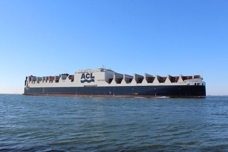 LAIVAS. Con-ro (konteinerinis ir ro-ro) laivo, kuriame kapitono vyresniuoju padėjėju dirbo Olegas Zubel, ilgis - 296, o plotis - 38 metrai. 