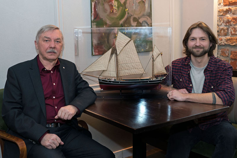 PASAKOTOJAI. Laivų modelių kūrėjas Leonas Makūnas (kairėje) ir VšĮ „Tekantis vanduo vadovas Justas Šniuolis restorane “Grasso". 