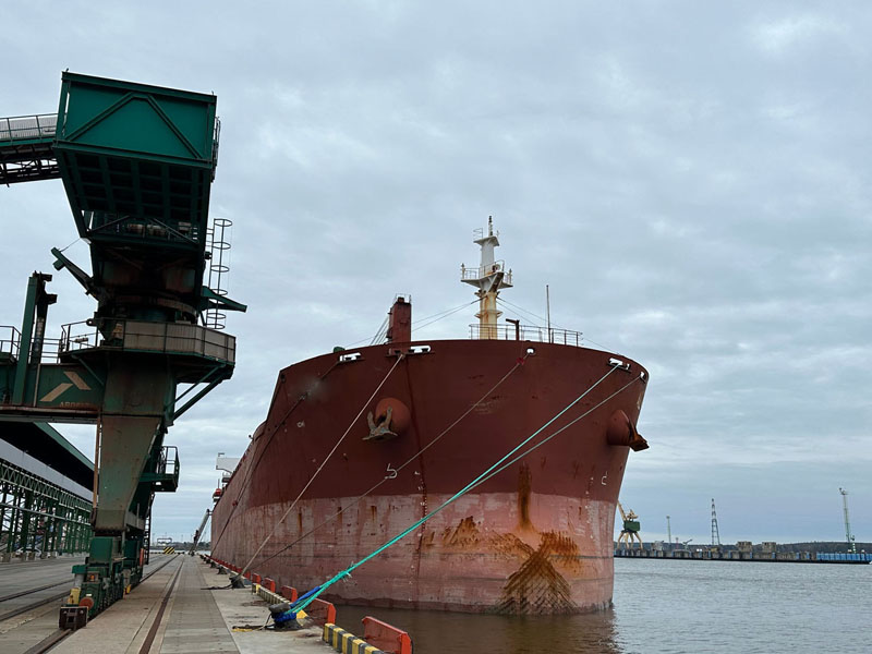 PO PASAULĮ. Į BKT atplaukia dideli laivai. Jais lietuviški grūdai gabenami po visą pasaulį, ne tik į ES. 