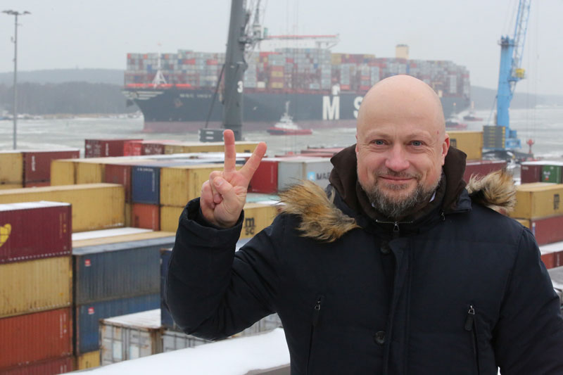  ĮVYKIS. Uosto direkcijos rinkodaros ir bendrųjų reikalų direktorius Artūras Drungilas prie į Klaipėdos uostą atplaukusio didžiausio 400 metrų ilgio laivo konteinervežio „MSC Ingy“. 