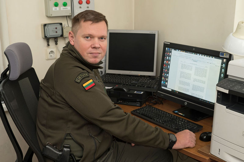 PATINKA. Uosto užkardos pamainos vyresnysis Rimvydas Vališauskas: „Mes ne tik sekame laivų judėjimą uoste, bet ir profiliuojame, t. y. atsirenkame, priimame sprendimus. Man patinka šis darbas, jis yra labai plataus profilio. Pas mus ir laivai, ir žmonės, ir akvatorija, ir keltai, ir transporto priemonės.“