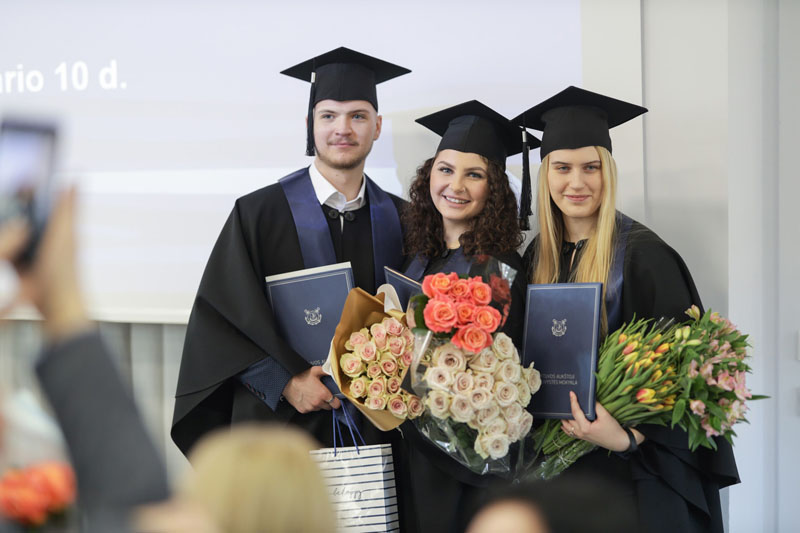 DRAUGAI. Arina Dumčiūtė (centre) su geriausiais draugais. Ji Lietuvos aukštąją jūreivystės mokyklą, kurioje studijavo uosto ir laivybos valdymo programą, baigė šiemet.