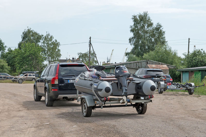  PRIEKABOSE. Valtis žvejai mėgėjai dažniausiai atsiveža priekabose, todėl jiems reikia didesnės automobilių stovėjimo aikštelės. 