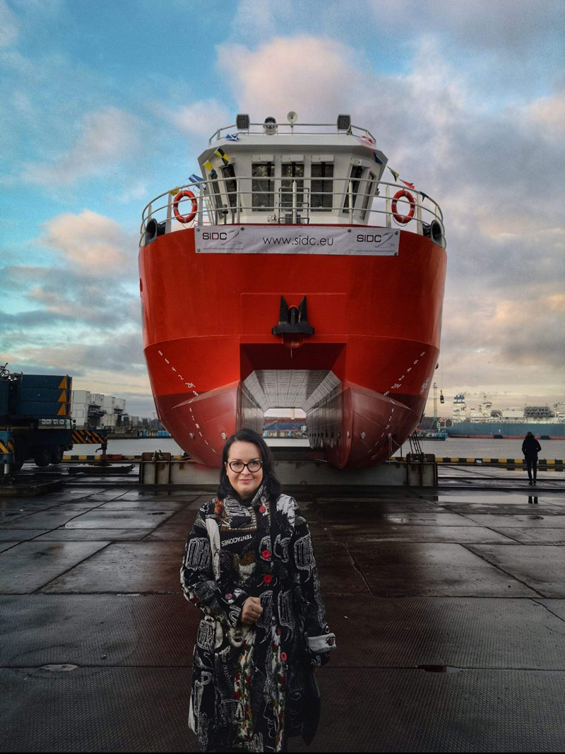 „RUNA“. Inga Grubliauskienė 2018-aisiais krikštijo ir laivą katamaraną „Runa“. Jis išplukdytas į Norvegiją, todėl ji juokauja, kad šitas jos krikštasūnis - emigrantas. Nuotrauka iš asmeninio Ingos Grubliauskienės archyvo 