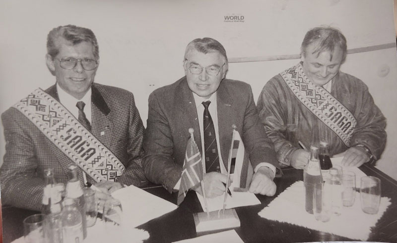 JURISTAS. Lietuvai atgavus nepriklausomybę daugybę teisinių klausimų teko spręsti ilgamečiam LJS juristui Aleksandrui Nagiui (centre).