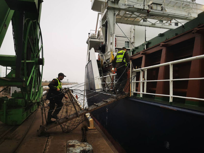 PIRMA LINIJA. Patikrinimas, kai vykstama į vietą, į laivą, vadinamas pirmos linijos patikrinimu.