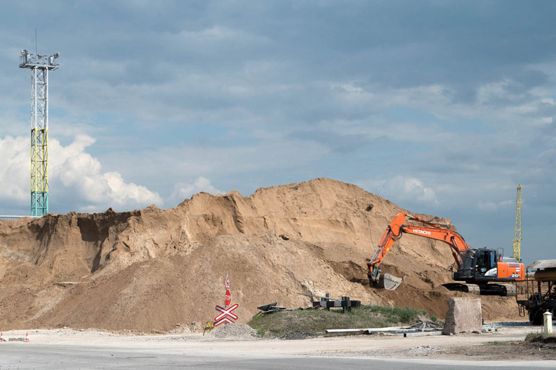  SMĖLIS. Čia 30 kubinių metrų smėlio. Viena mašina jo išveža 18 tonų, o jo čia yra 30 tūkst. tonų. Smėliu užpilami pastatų rūsiai, o likusį, kaip ir kitas statybines atliekas, rangovai pasiima už darbą. 