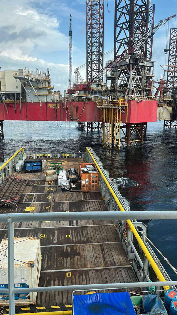 VISKĄ, KO REIKIA. Kapitono Deniso Legenzovo laivas į naftos platformas plukdo viską, ko jose reikia.