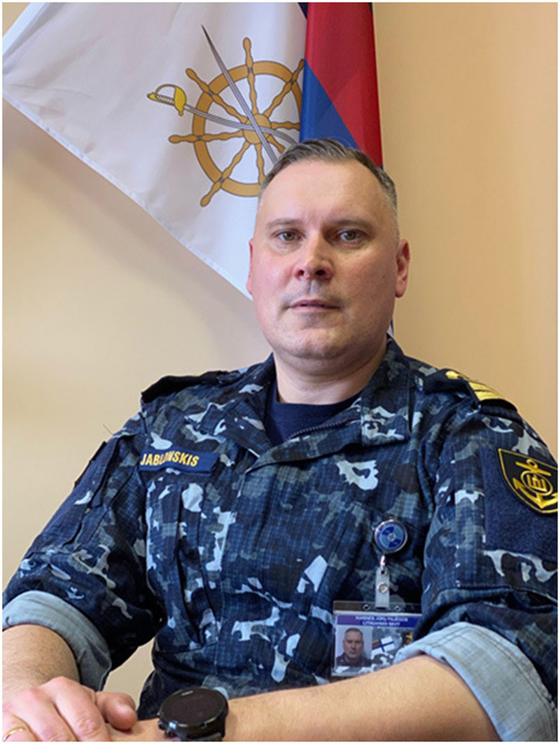 VADAS. Pirmasis laivo „Kuršis“ (M54) vadas Tadas Jablonskis. Dabar jis komandoras, KJP Karo laivų flotilės vadas, šiuo metu stažuojasi JAV.