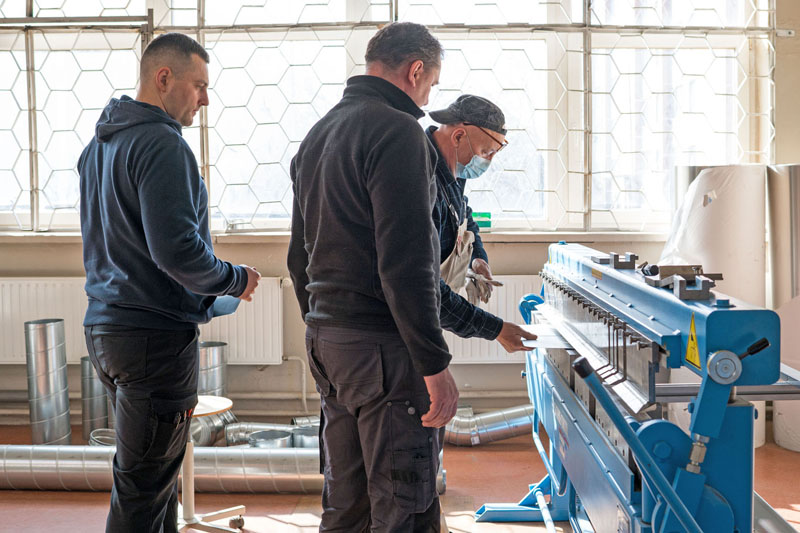   SANTECHNIKAS. Mokytojo Vinco Kinčiaus (pirmas iš dešinės) sritis - santechnika, ventiliatoriai, oro kondicionieriai. Šioje mokymo įstaigoje jis dirba jau 43 metus. 