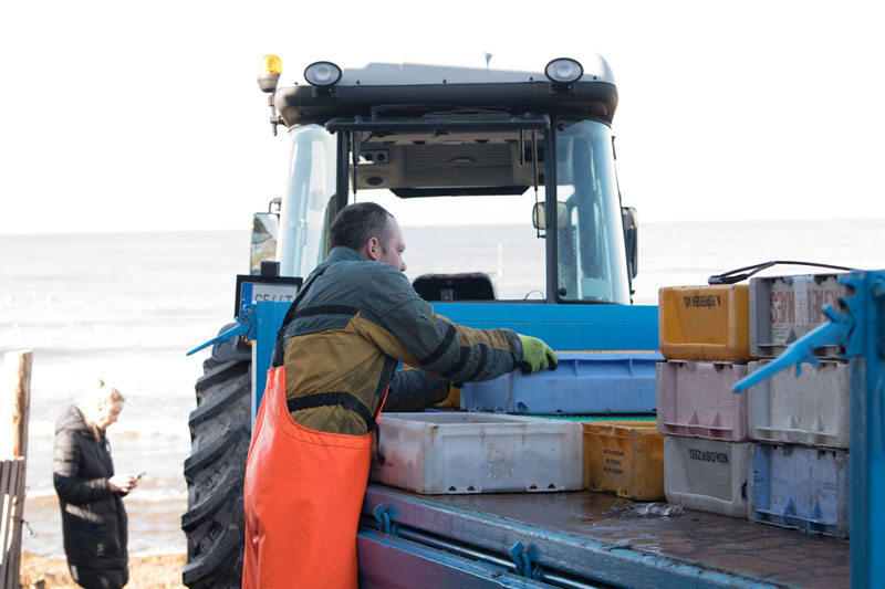 TIKRINA. Žuvininkystės tarnybos pareigūnai gana dažnai tikrina ir priekrantės žvejų iškraunamus žuvų laimikius. Vitos JUREVIČIENĖS nuotr.