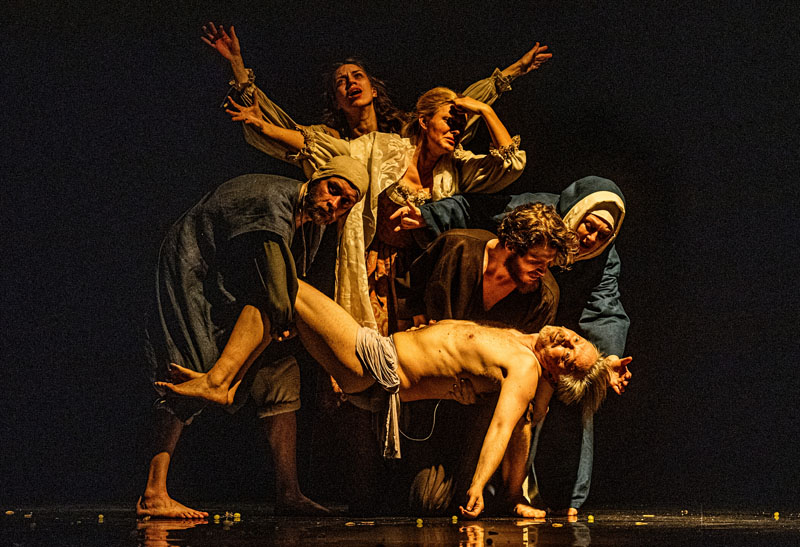 Scena iš spektaklio „Tarp Lenos kojų, arba „Švenčiausiosios Mergelės Marijos mirtis”. Dmitrijaus MATVEJEVO nuotr.