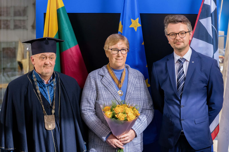 Neringos miesto Garbės pilietę per regalijų įteikimo ceremoniją sveikino kolegos - KU Senato pirmininkas prof. Vaidutis Laurėnas ir KU Baltijos regiono istorijos ir archeologijos instituto direktorius prof. Vasilijus Safronovas. Aivaro MOTUZOS nuotr.