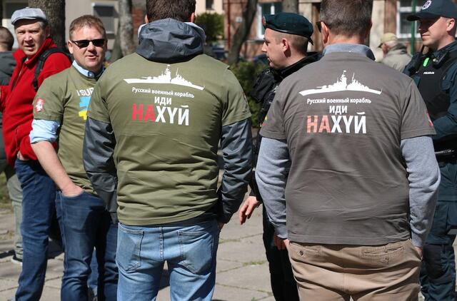 ILGAI NEUŽTRUKO. Šie trys lietuviai, vos pasirodę Antrojo pasaulinio karo memoriale, greitai buvo užsipulti rusų ir apkaltinti provokacija, nors patys vyrai sakė tik išreiškę pilietinę poziciją - paramą Ukrainai.  Deniso NIKITENKOS nuotr.