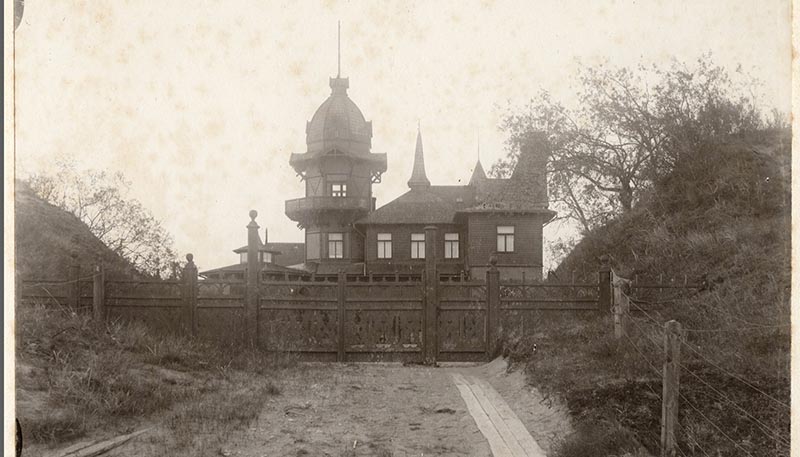 Taip atrodė „Villa Sophie“ XX a. pirmojoje pusėje. Dėl savo neįprastos išvaizdos ji negalėjo likti nepastebėta ir neapkalbėta. Palangos kurorto muziejaus archyvai.