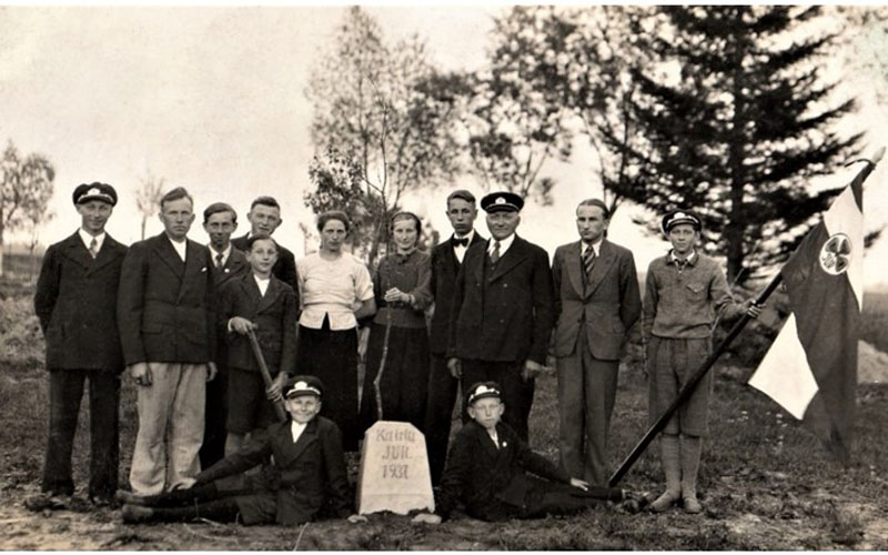 Kairių jaunųjų ūkininkų ratelis (JUR) pasodino ąžuoliuką ir atidengia paminklinį akmenį. Jonas Keizeris stovi trečias iš dešinės, 1937 m.