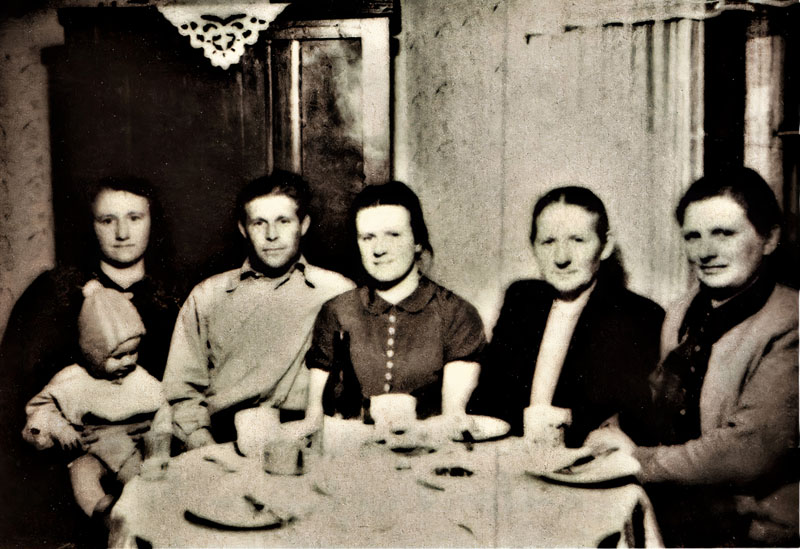 Iš kairės: Trūdė (Gertrud) Grubert (gim. Kapust) ir Vilis Grubertas su dukrele Erika, Marikė Skrabs, Marė Mickienė bei neatpažinta viešnia Grubertų namuose Klaipėdoje, Vilniaus g. 6, apie 1960 m.