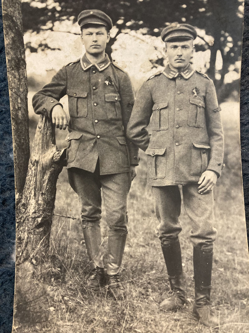 Lietuvos kariuomenės savanoriai kretingiškiai Juozas Pabrėža dešinėje ir Stasys Piktuižis, 1919 m. susipažinę Lietuvos kariuomenėje, draugais išliko visą gyvenimą.
