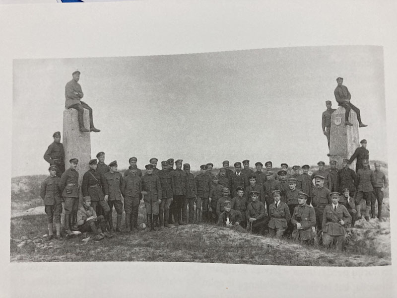 Žemgalos artilerijos pulko kariai prie senosios Rusijos-Prūsijos sienos Nemirsetoje 1920 m. Latvijos nacionalinės bibliotekos archyvo nuotrauka.