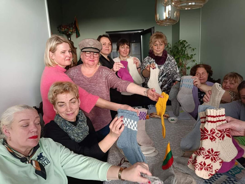 KOJINĖS. Centras išreiškė palaikymą iniciatyvai „Daugiau šilumos Ukrainai“ ir perdavė 170 vilnonių kojinių porų. 