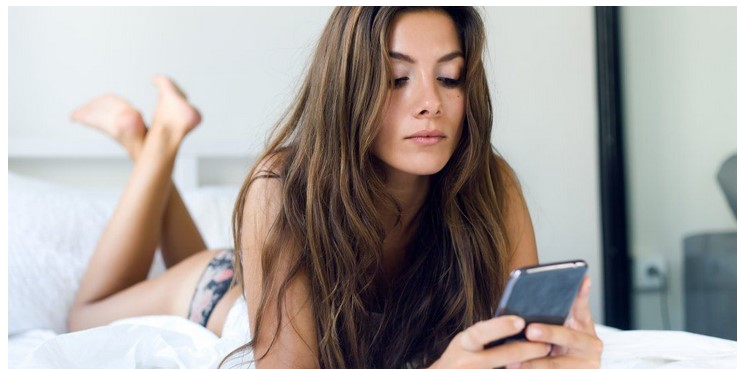 it-mergina-lova-telefonas-sekstingas