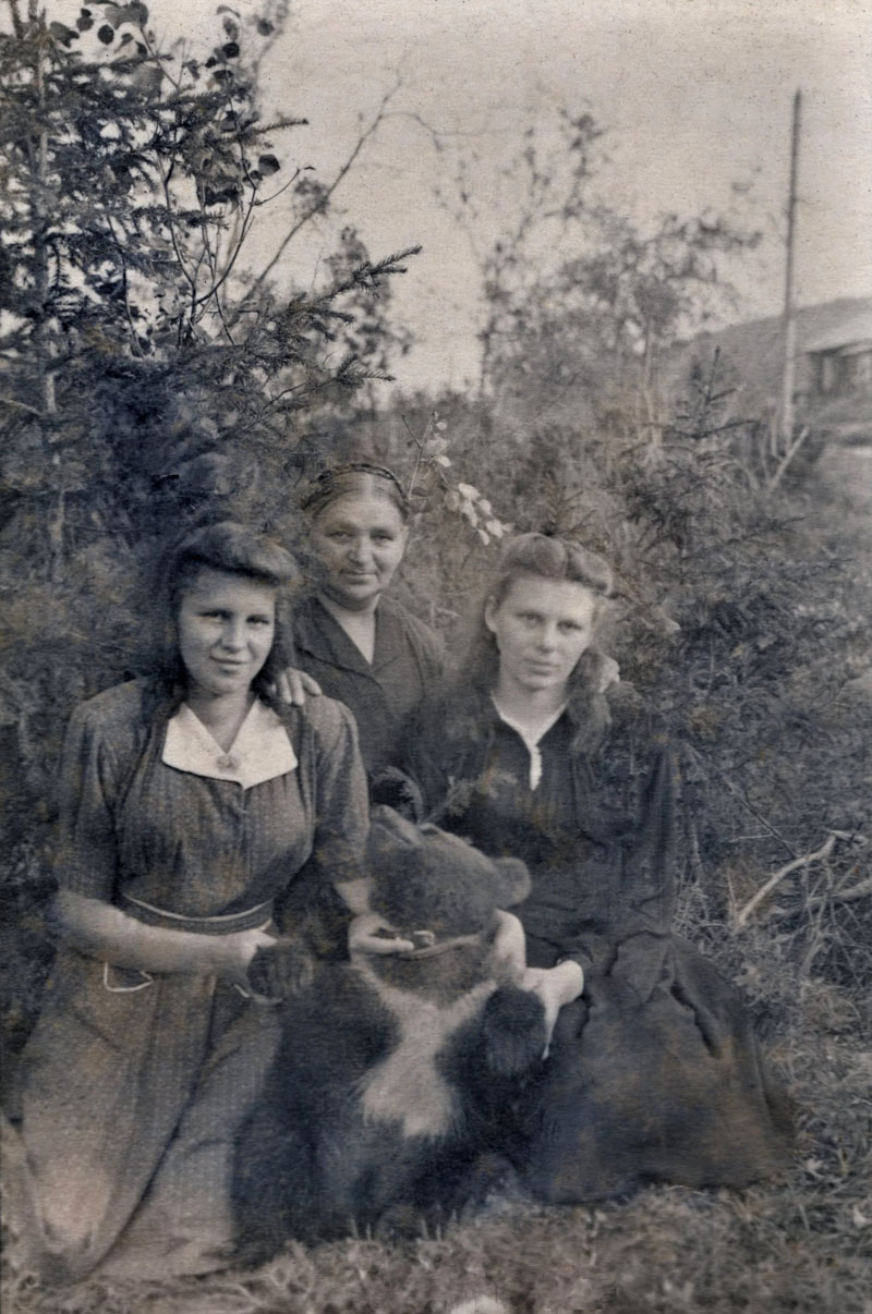 Seserys Anna ir Marija Vilkaitės, mama Anna Vilkienė tremtyje Rusijoje, Irkutsko srityje įsiamžino su meškute. Apie 1957 m.