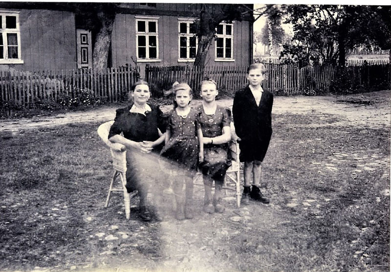 Anna Vilkienė su dukromis ir sūnumi karo metais, prie savo namų Lėbartuose.