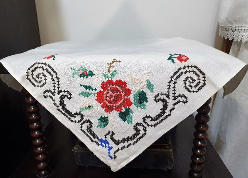 Annos Vilkaitės (vėliau Maneikienės) tremtyje sukurti rankdarbiai – siuvinėtos pagalvėlės. Mažosios Lietuvos istorijos muziejaus ekspozicija, 2021 m.
