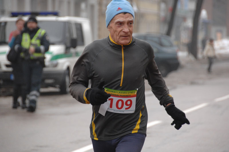 Šitaip Piotras Silkinas atrodė prieš dešimt metų. Akimirka iš 2011 metų Klaipėdoje surengto bėgimo „Laisvės gynėjų keliu“, skirto Sausio 13-osios įvykiams atminti. Viliaus MAČIULAIČIO nuotr.