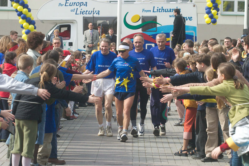 2003-iųjų gegužę Piotras Silkinas nuo prezidentūros išlydėtas į bėgimą per 25 Europos Sąjungos šalių ir būsimųjų narių sostines. Martyno AMBRAZO nuotr.