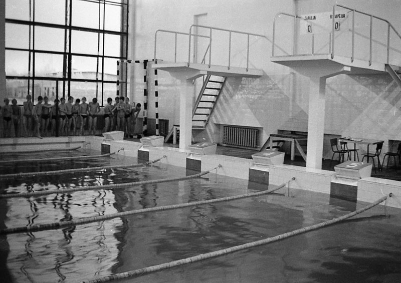 1972 m. Klaipėdoje, Paryžiaus Komunos gatvėje, buvo pastatytas uždaras 25 m baseinas, pakrikštytas „Neptūno“ vardu. Nuotraukoje - baseino atidarymo šventė. 1995 m. jis buvo uždarytas dėl avarinės būklės ir nebeatvėrė durų. 2019 metais baseino pastatas kartu su Klaipėdos futbolo mokyklos administracinėmis patalpomis buvo nušluotas nuo žemės paviršiaus.