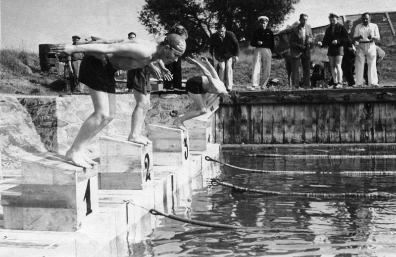 Dar 1946 metais Smiltynėje, dabartinio Jachtklubo įlankoje, buvo 50 m ilgio baseinas po atviru dangumi. Klaipėdos sportininkų namų archyvo nuotr.
