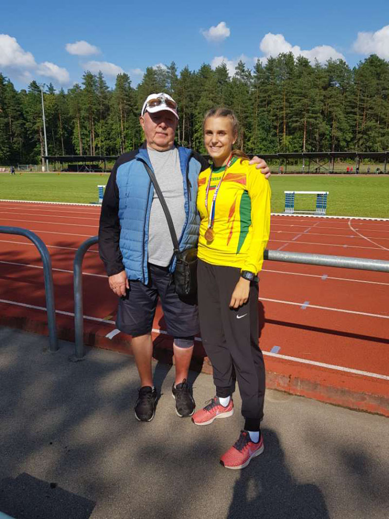 Klaipėdos lengvosios atletikos mokyklos auklėtinė Gabija Klimukaitė su savo treneriu Donatu Senkumi.