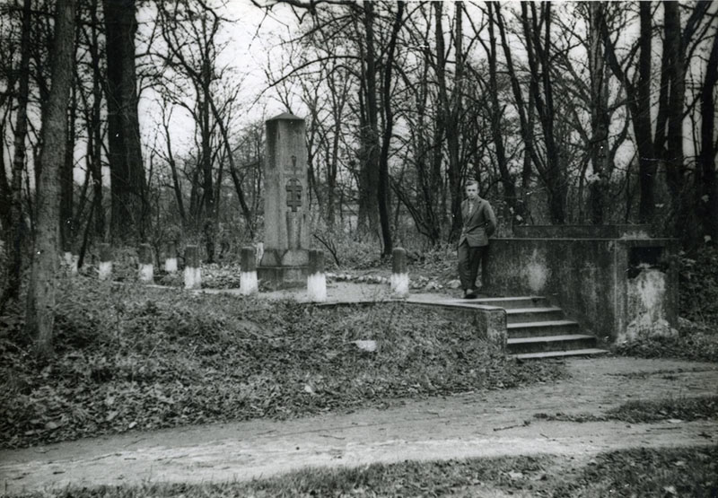 Vytas Tamošiunas prie Sukilėlių paminklo. Pokaris. Nuotrauka iš V. Tamošiūno asmeninio albumo, MLIM archyvas. 