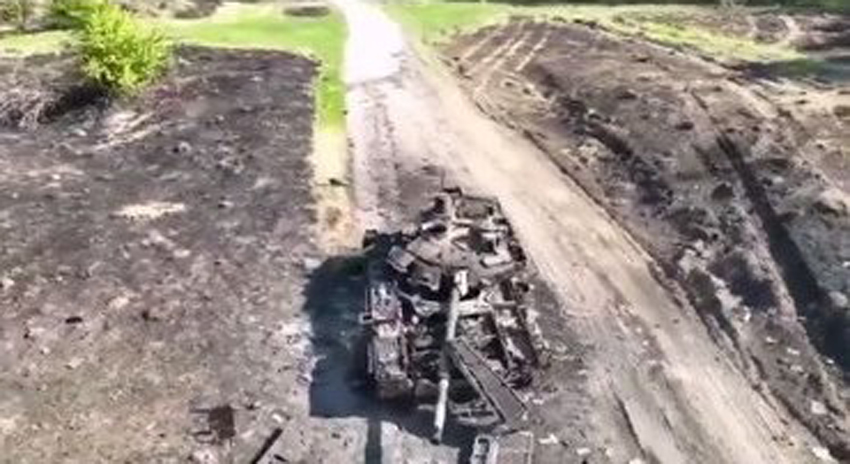 Ukrainos kariuomenė gegužės 9-ąją paviešino vaizdo įrašą, kuriame pavaizduotas sunaikintas rusų tankas T-90M