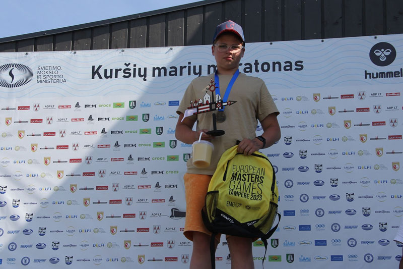  LYDERIS. 10 km greičiausiai tarp visų dalyvių nuplaukė 16-metis Nikita Žukas. Jis tapo jauniausiu šį nuotolį oficialiose varžybose atvirame vandenyje įveikusiu Lietuvos plaukiku ir jauniausiu Kuršių marių maratono ilgiausios distancijos nugalėtoju.