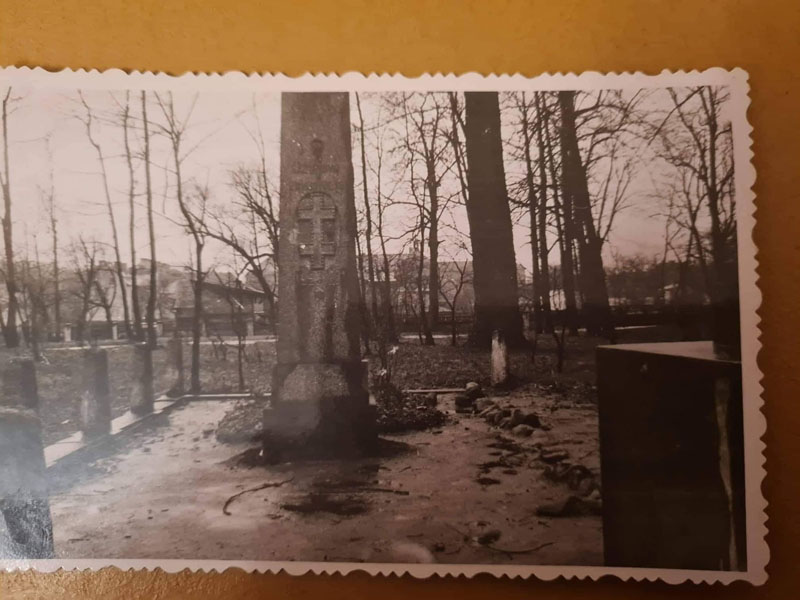 PAMINKLAS už laisvę žuvusiems 1923 m. Klaipėdos senosiose kapinėse apie 1960-uosius. 