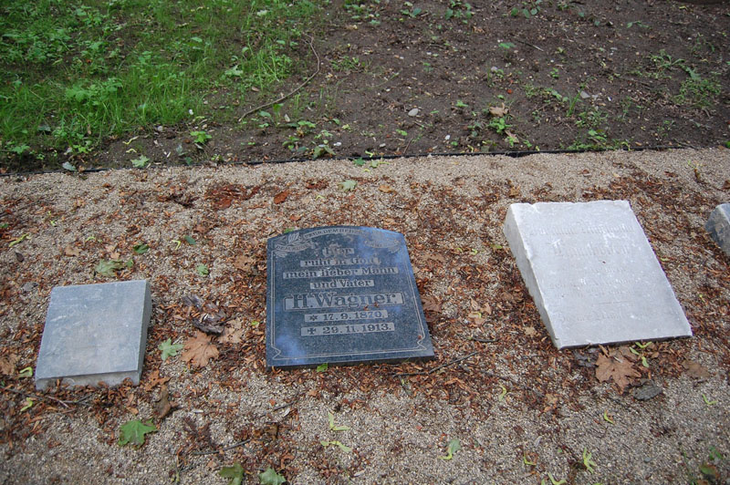 SUGRĮŽO. Po parko rekonstrukcijos į buvusių kapinių teritorijoje įrengtą memorialinę erdvę sugrįžo ir daugiau antkapinių plokščių bei paminklų fragmentų.
