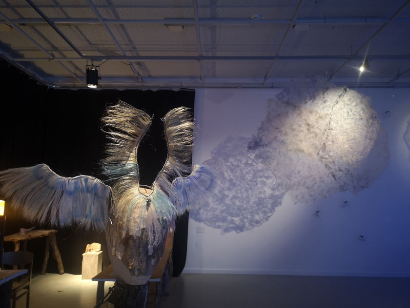 Vienas reprezentacinių parodos objektų pasitinka prieš įėjimą į Nidos meno koloniją - tai Dashos Chechushkovos sukurta pamėklė Mara. 