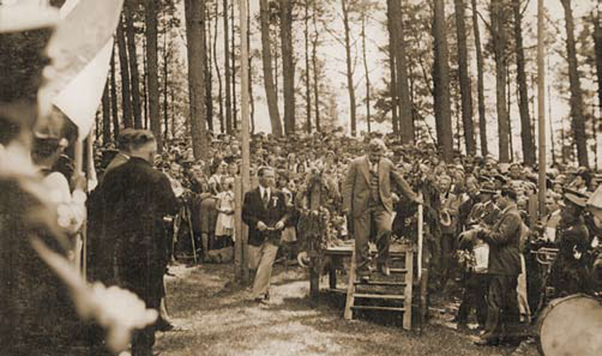  Nuo pakylos nulipa orkestro dirigentas. Šventės ant Rambyno kalno apie 1930 m. akimirka, užfiksuota nežinomo fotografo. LIMIS (Maironio lietuvių literatūros muziejaus archyvas).