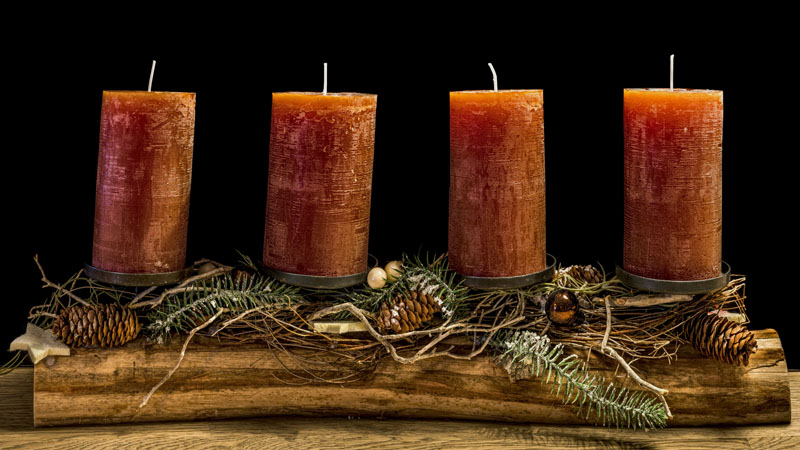 Etnologė G. Kadžytė teigia, kad Aukštaitijoje gyvavo kiek kitokia advento vainiko variacija: žvakės būdavo susmeigiamos viena eile į avižų pripiltą dubenį.