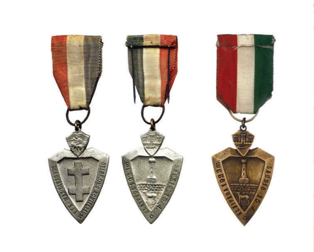   Klaipėdos krašto išvadavimo medalis, 1925 m. Dviejų laipsnių bronzos ir sidabro medaliai buvo įsteigti Vyriausiojo Mažosios Lietuvos gelbėjimo komiteto iniciatyva. Specialaus apdovanojimo akcijos vadovams ir dalyviams sprendimas buvo priimtas 1923 m. vasario mėnesį. Gamyba užsitęsė, apdovanojimo procesas prasidėjo 1925 m. sausį, minint antrąsias Klaipėdos krašto prijungimo metines.